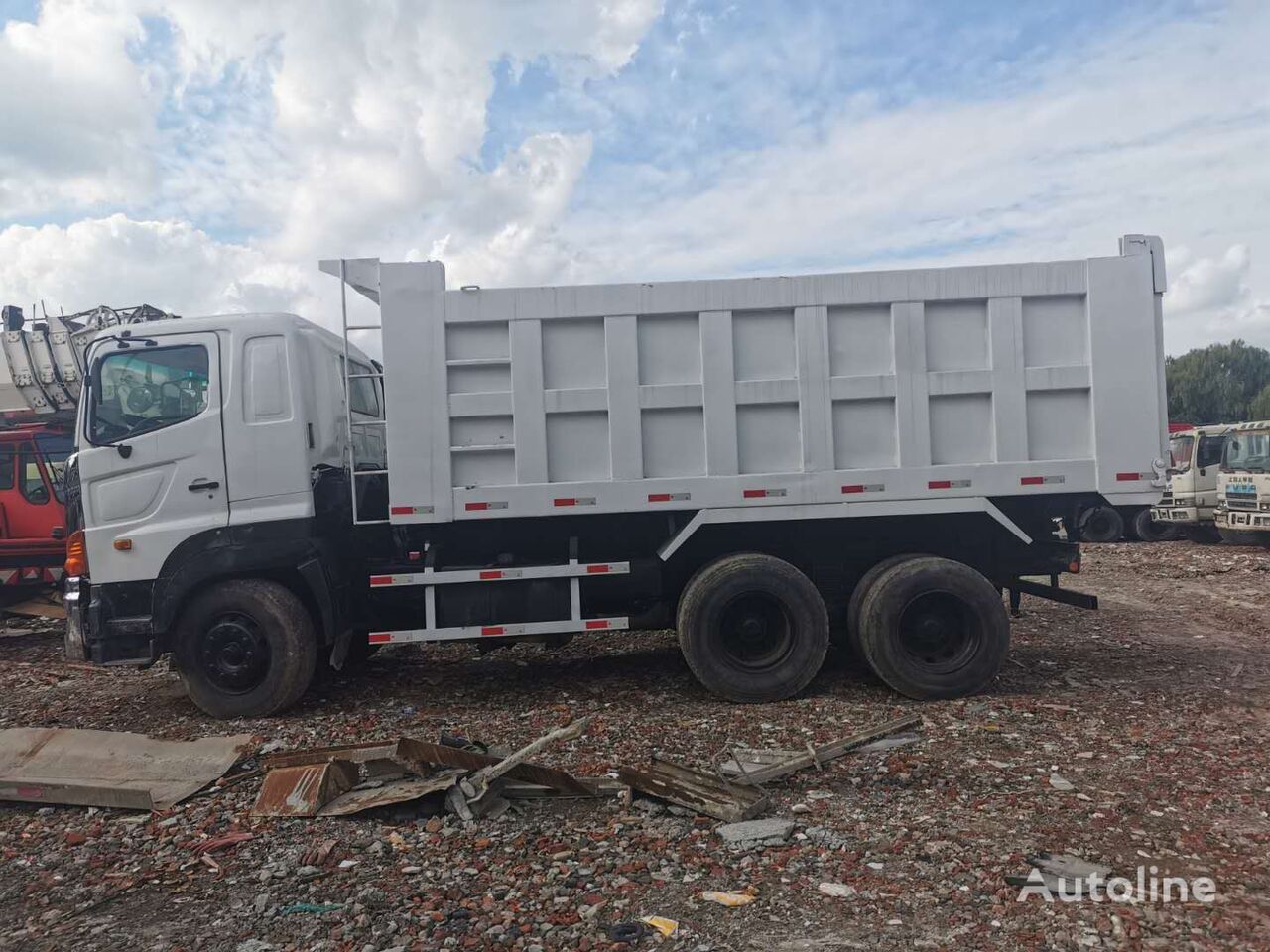 ανατρεπόμενο φορτηγό Hino 700